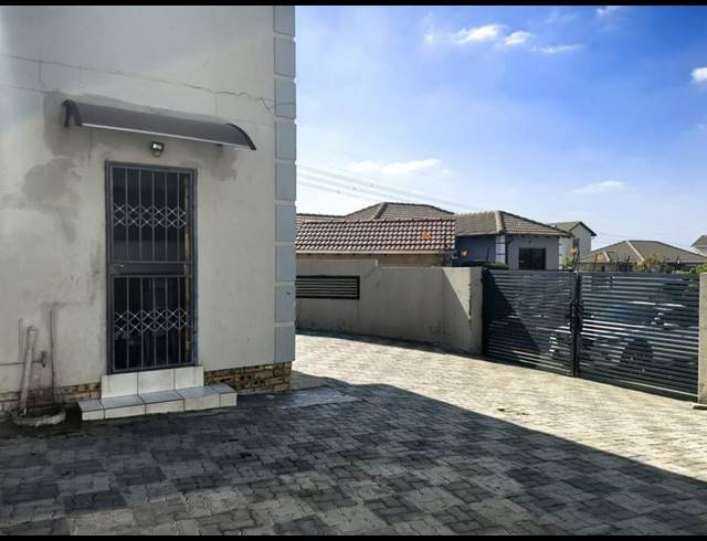 3 BEDROOM HOUSE FOR SALE IN BLUE HILLS